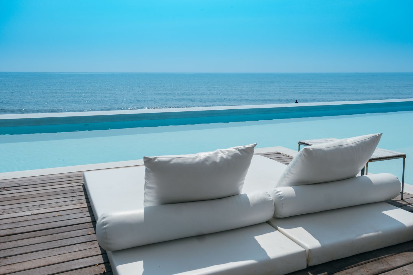 A rooftop pool facing the sea, the Penthouse apartment