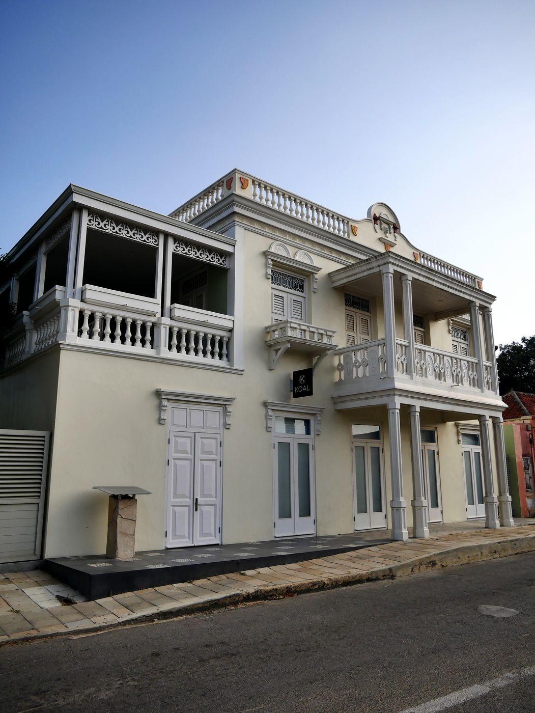 The Botica Aruba facade on Steenweg, Oranjestad